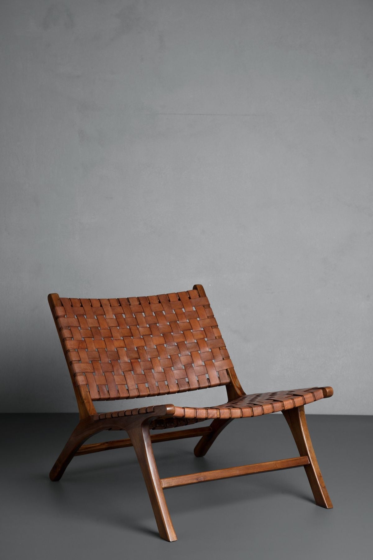 Poltrona de madera y cuero trenzado